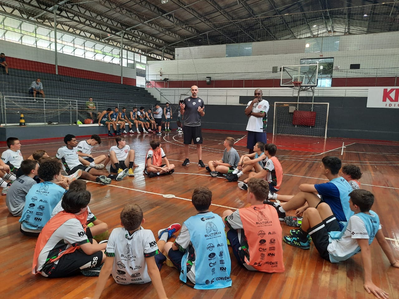 Atletas de basquete do Band realizam treino com ex-jogador da