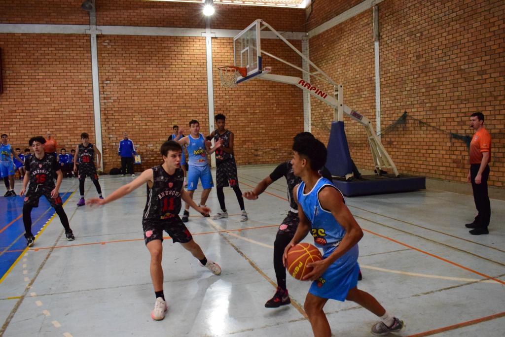 Time de basquete sub-16 que treina no Band conquista segundo lugar na Olesc