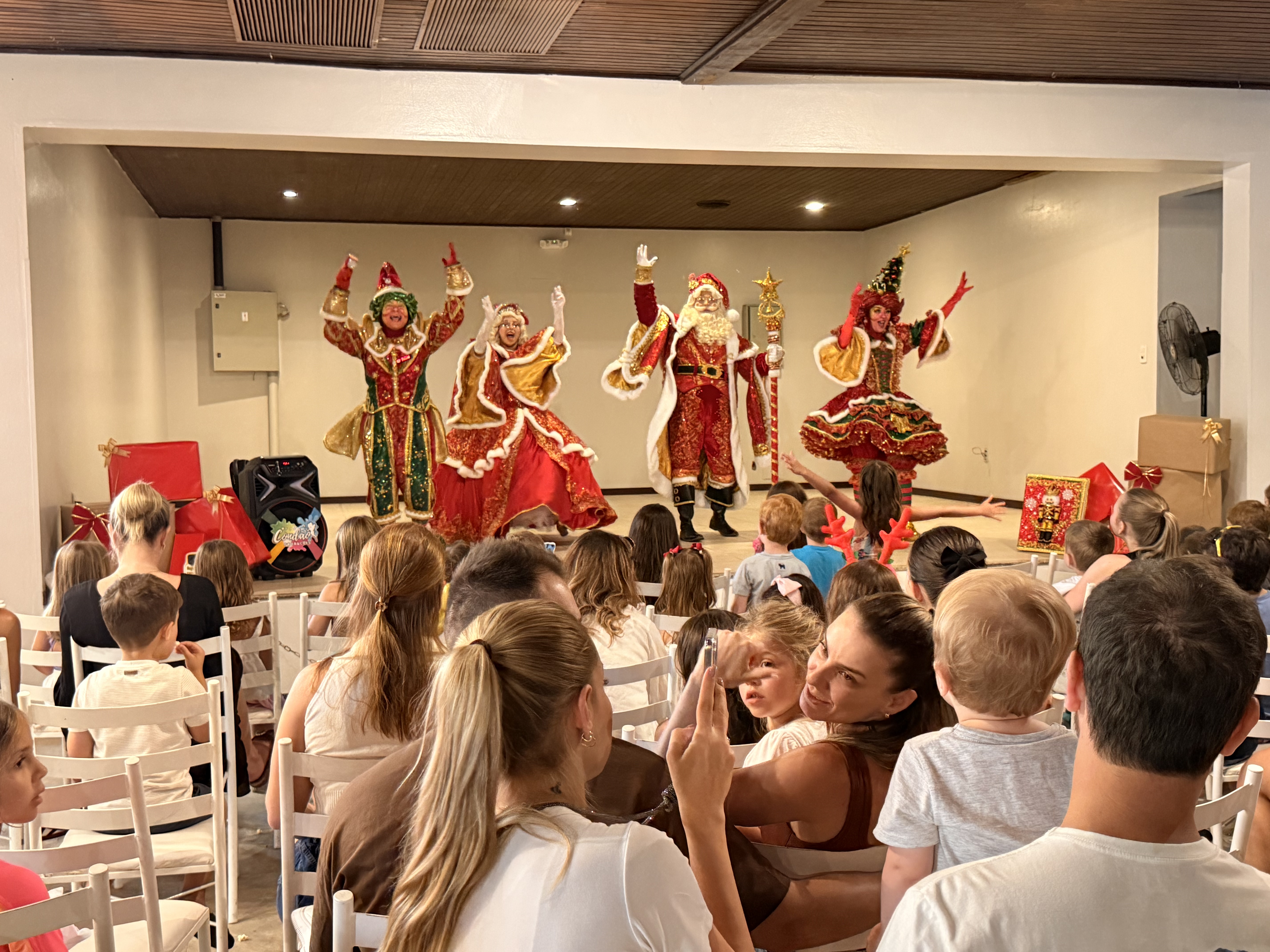 Natal no Bandeirante reúne famílias para receber o bom velhinho