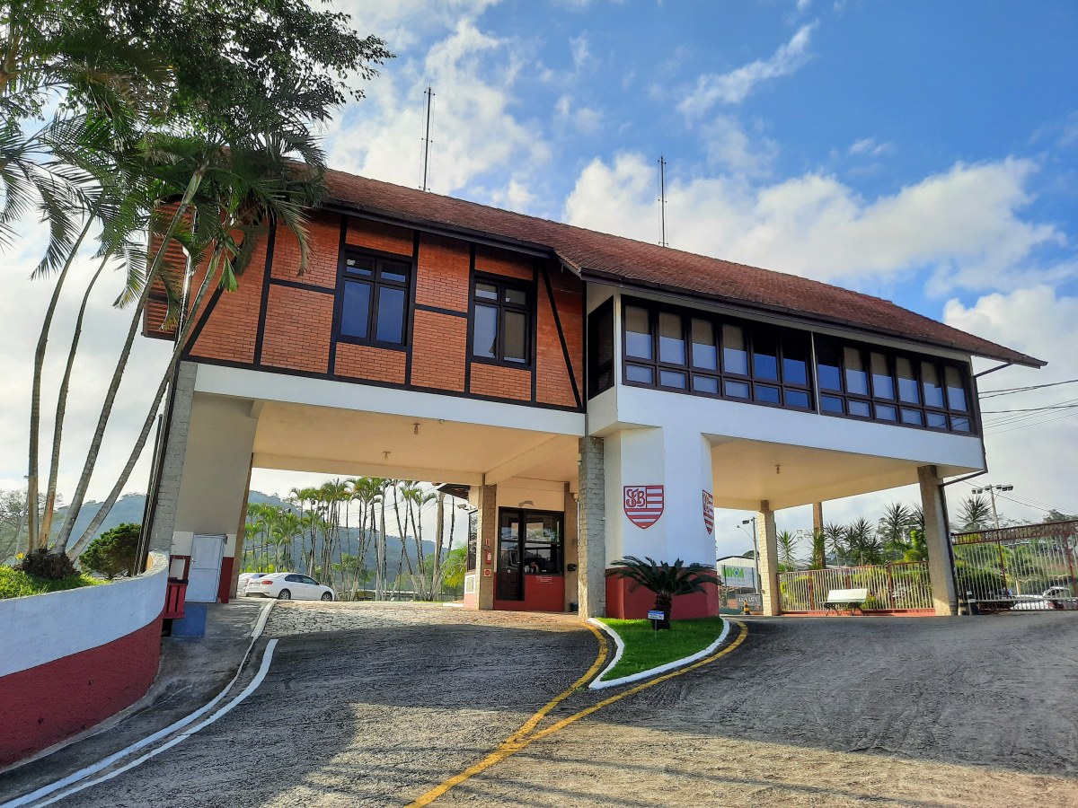 Bandeirante homenageia grupos de amigos com série de publicações