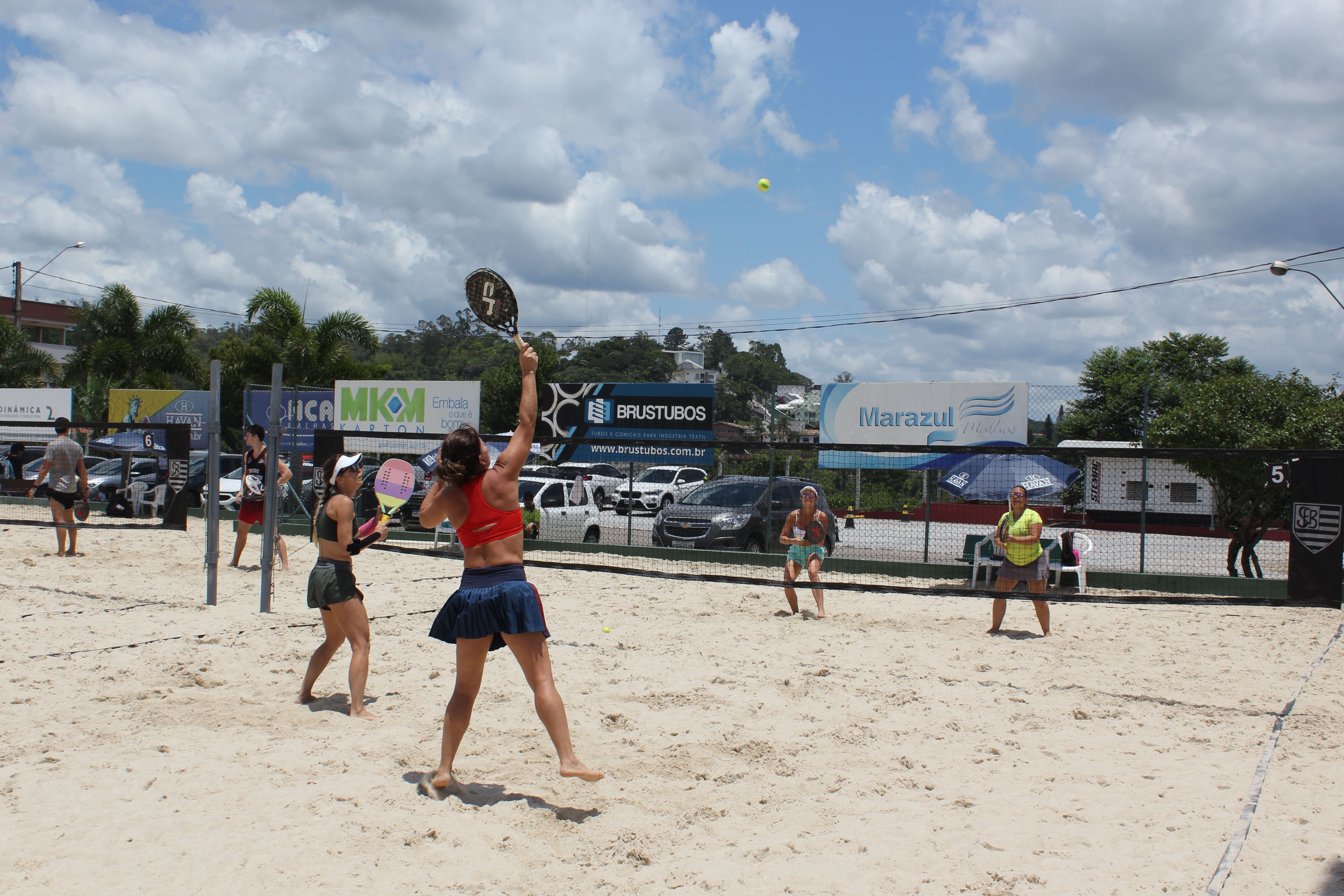 Competição de Beach Tennis reúne atletas de todas as idades no Bandeirante